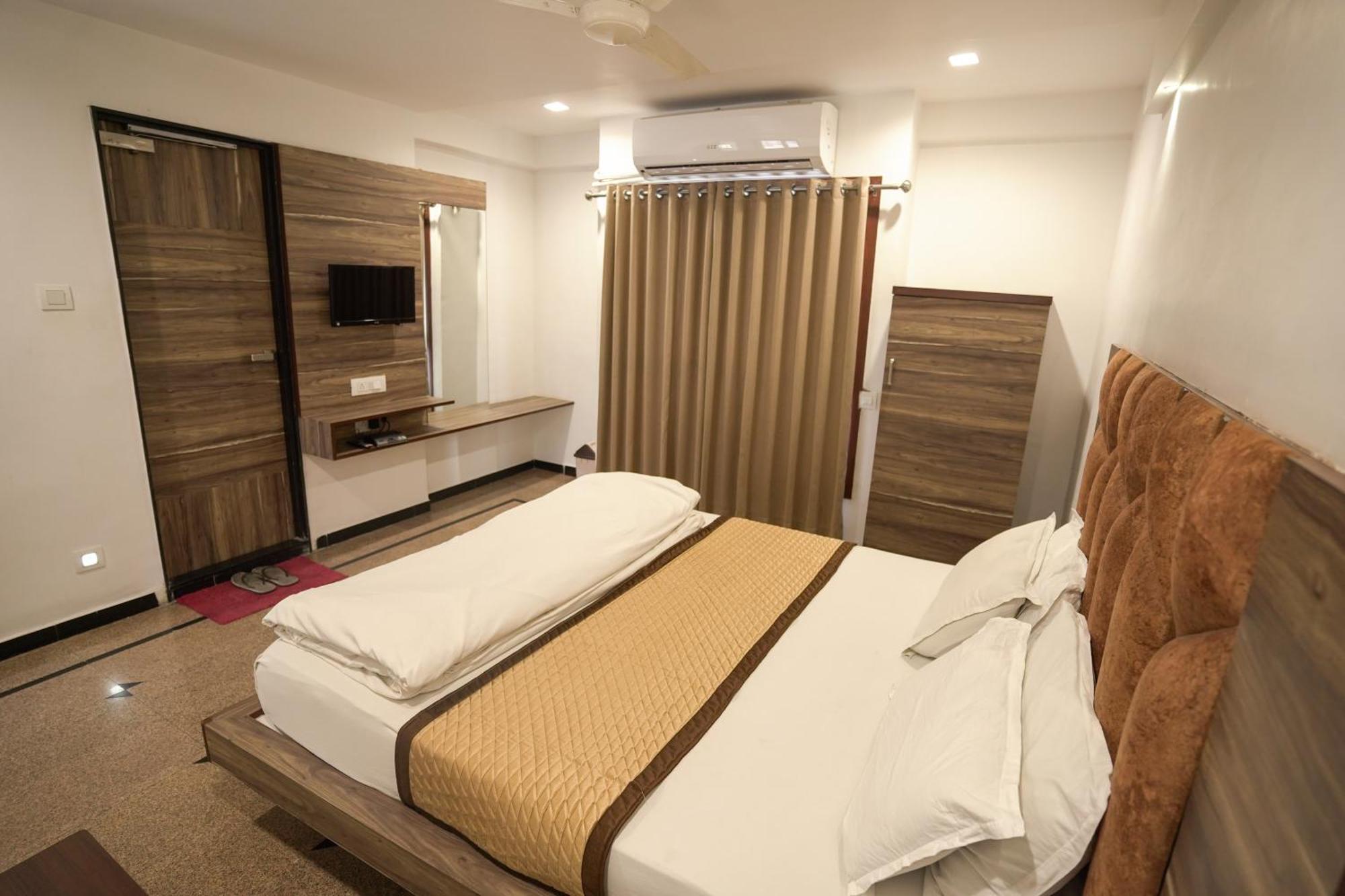 Hotel Shertown Ahmedabad Exterior photo
