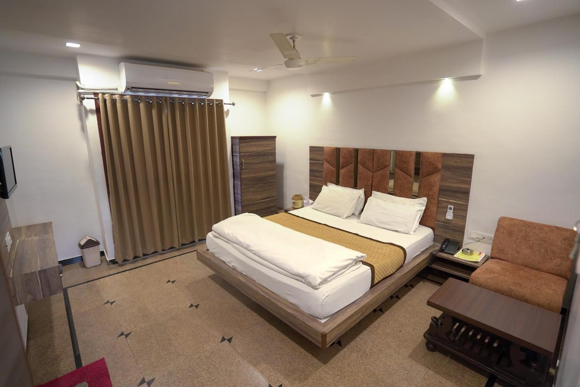 Hotel Shertown Ahmedabad Exterior photo