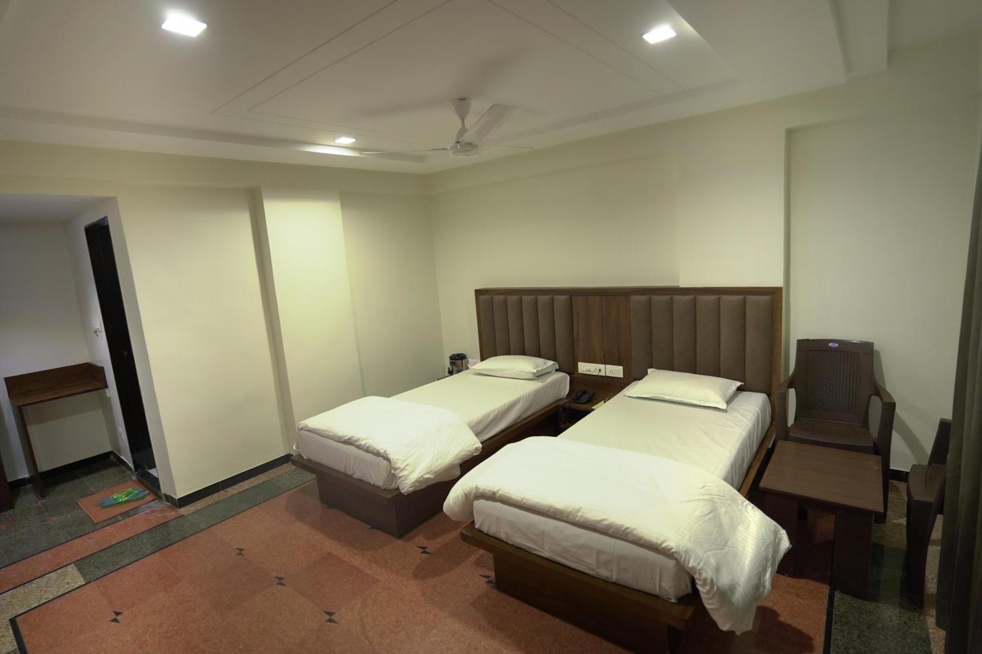 Hotel Shertown Ahmedabad Exterior photo