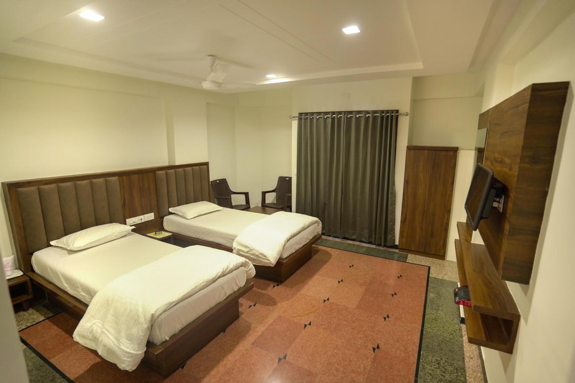 Hotel Shertown Ahmedabad Exterior photo