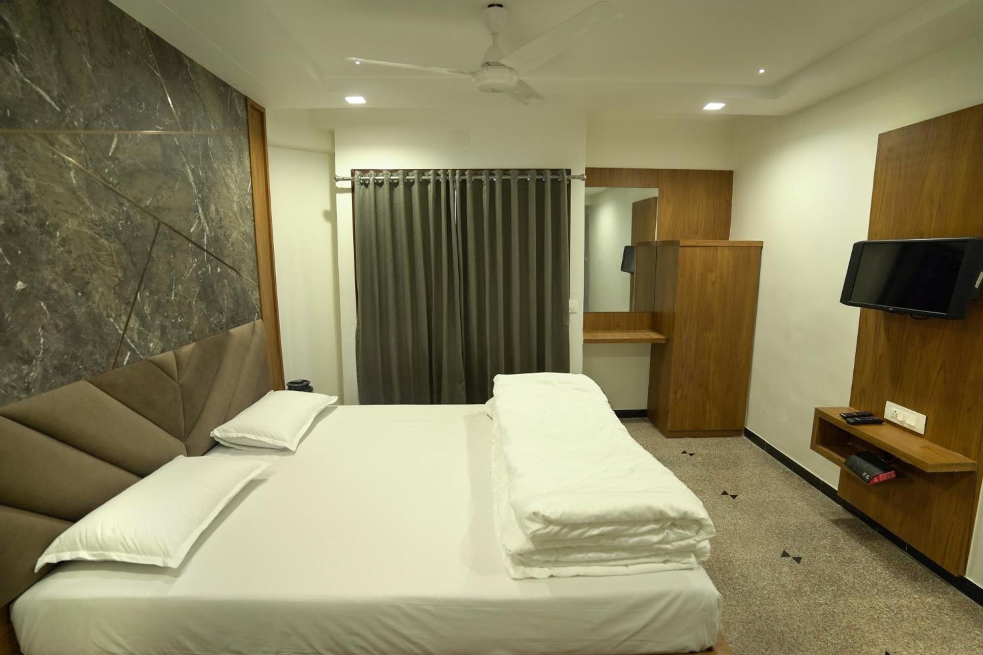 Hotel Shertown Ahmedabad Exterior photo